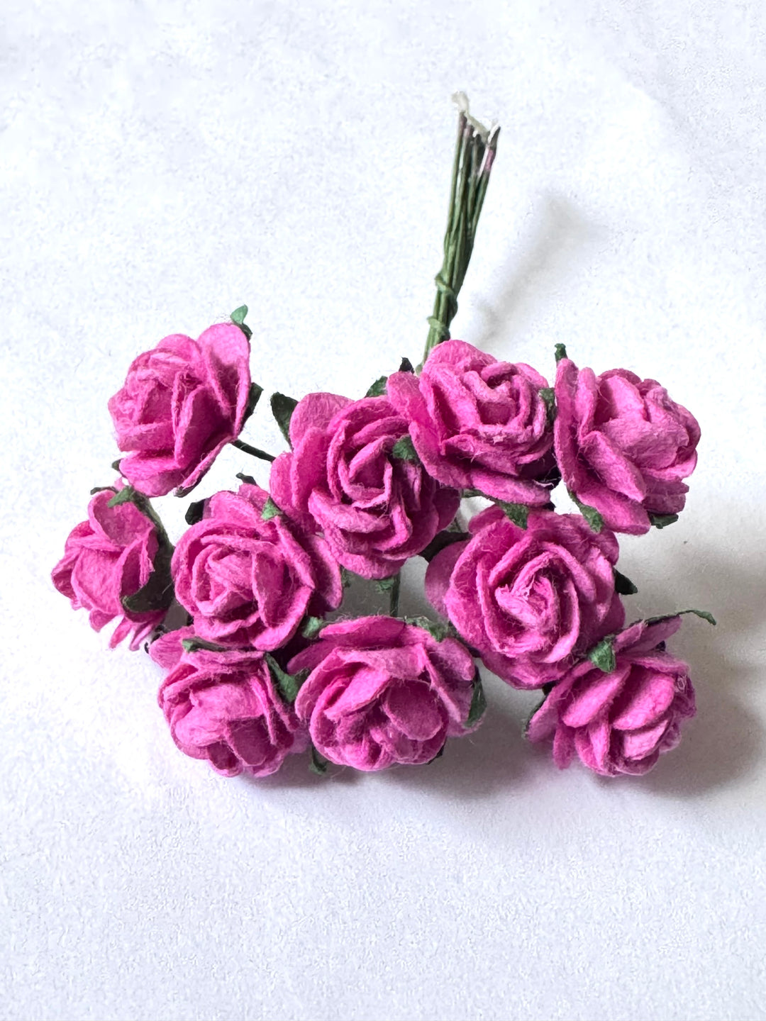 10 pièces/100 pièces-fleurs en papier de mûrier-Roses à pétales arrondis de 1.5cm-rose vif