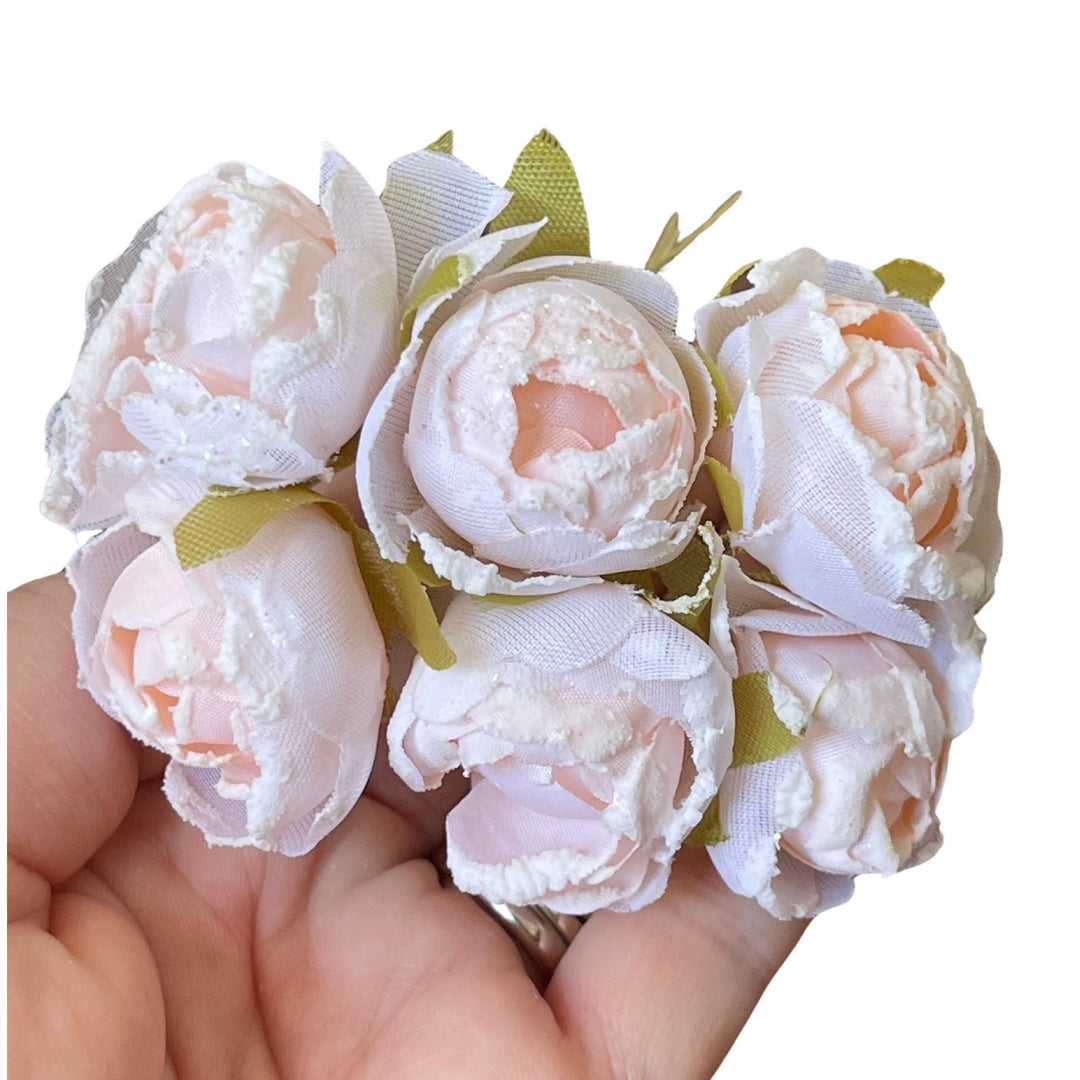 Roses en soie pêche douce avec bords pailletés givrés