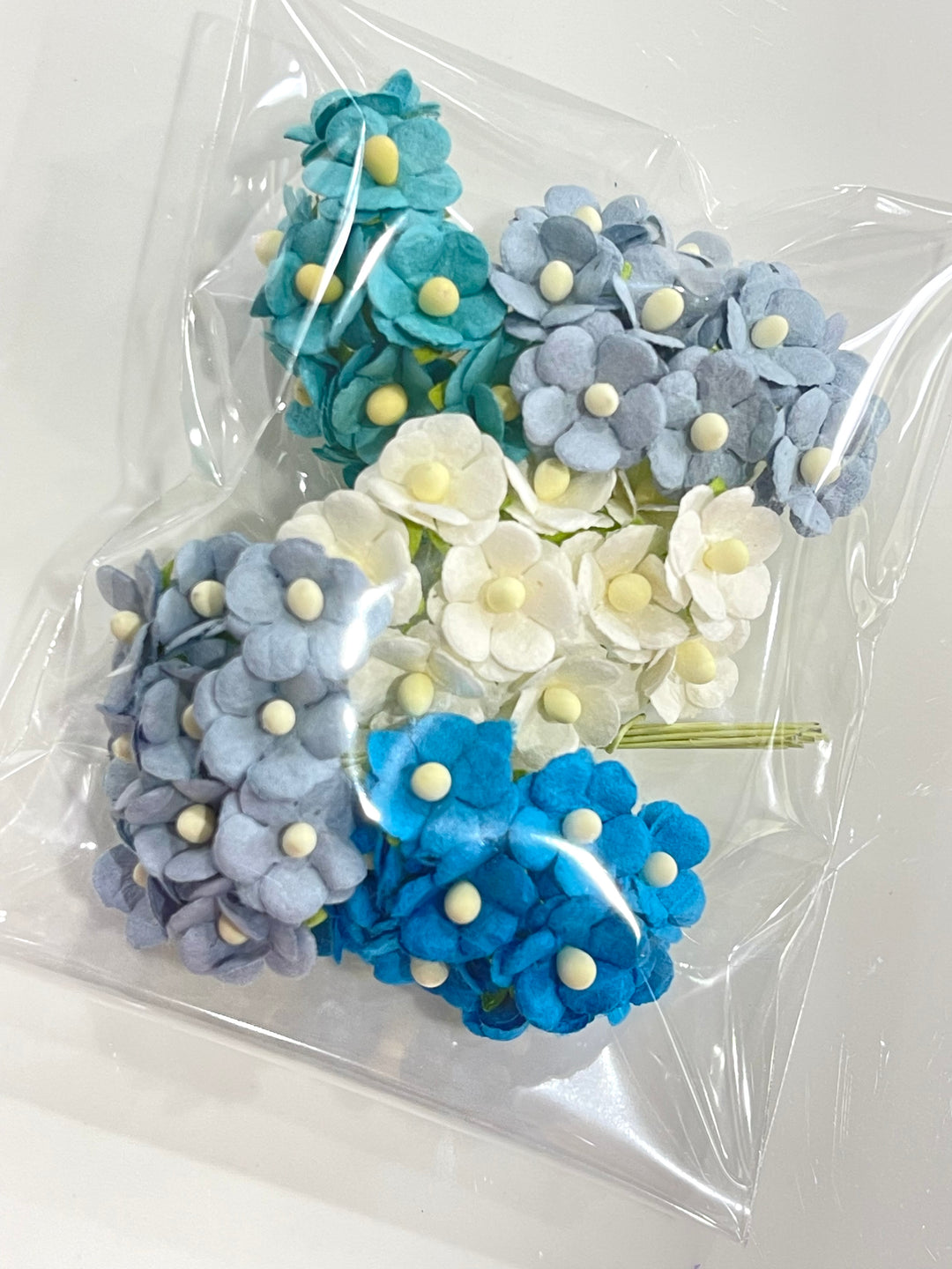 PRÉCOMMANDE Mixed Blues 15mm Sweetheart Blossoms Fleurs en papier de mûrier - Paquet de 50 en vrac