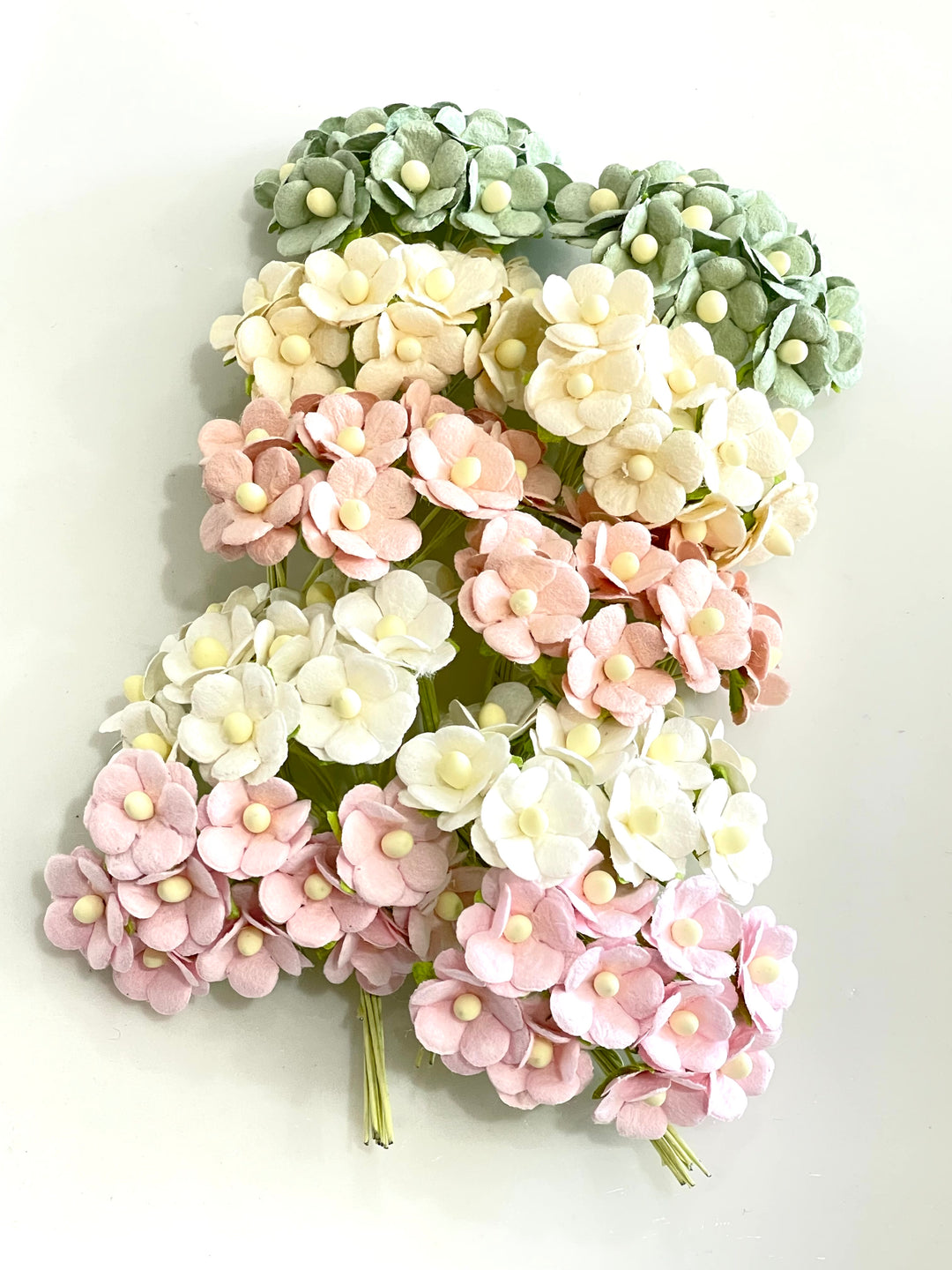 PRÉCOMMANDE 15 mm Sweetheart Blossoms Fleurs en papier de mûrier - En vrac 100 nuances Pantone mélangées