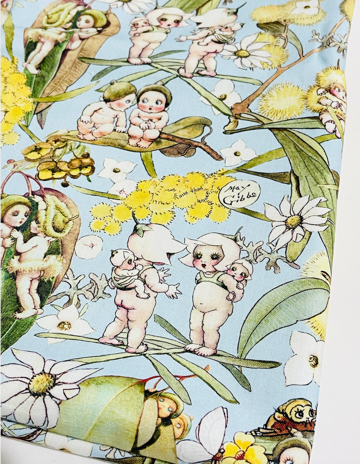 May Gibbs Feutre de tissu Gumnuts bleu pâle Gossiping - Soutenu en feutre de laine pure mérinos