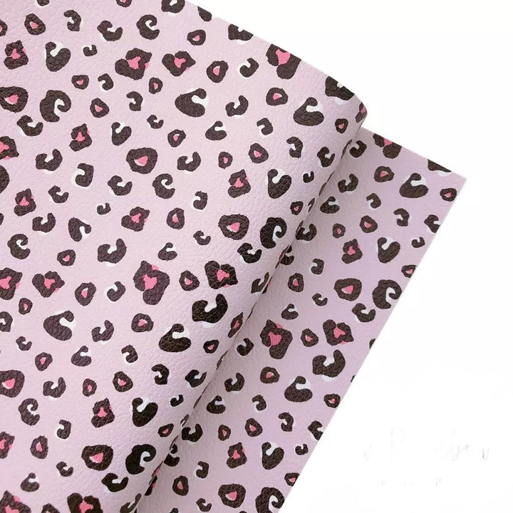 Drap en similicuir rose à imprimé animal
