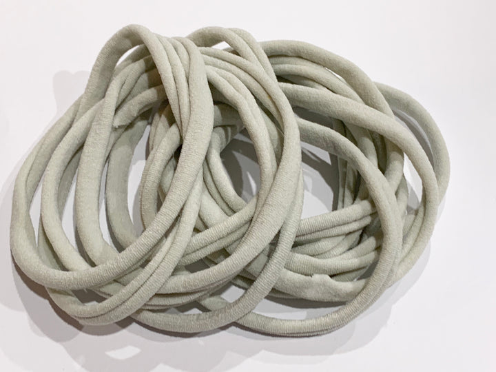 Bandeaux élastiques en nylon mince | Gris pâle | 5-6 mm | 26 cm