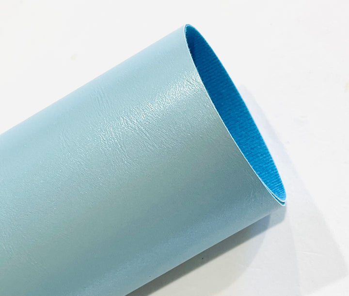 Similicuir lisse bleu pâle nacré