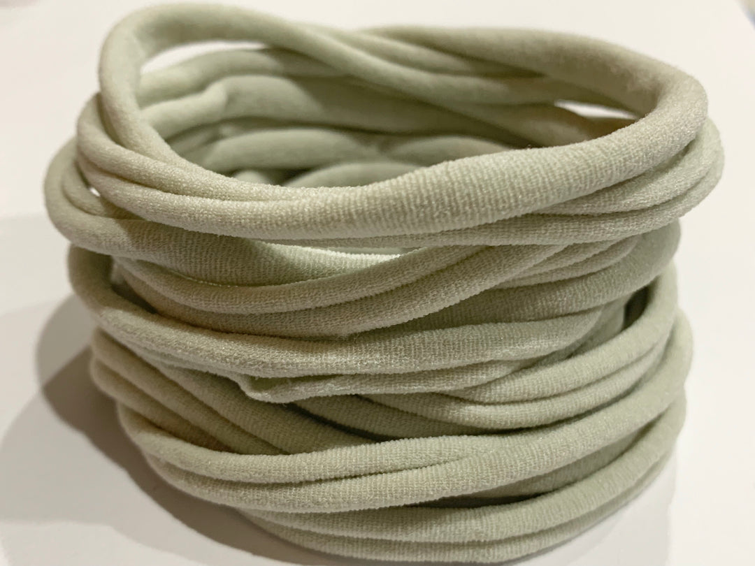 Bandeaux élastiques en nylon mince | Gris pâle | 5-6 mm | 26 cm