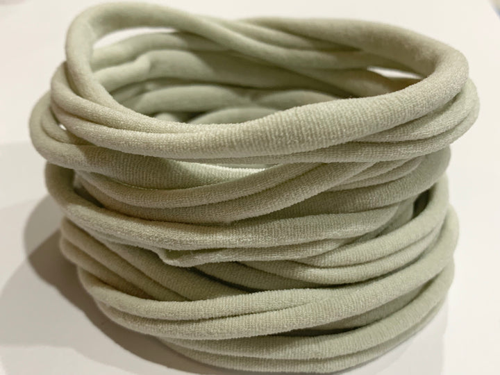 Bandeaux élastiques en nylon mince | Gris pâle | 5-6 mm | 26 cm