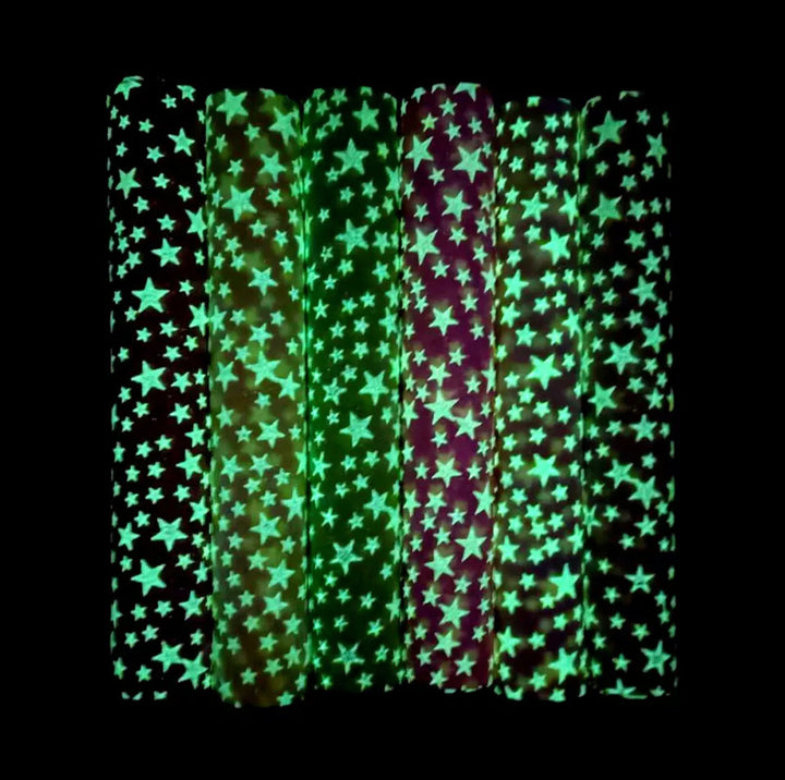 Les étoiles orange brillent dans le cuir pailleté foncé