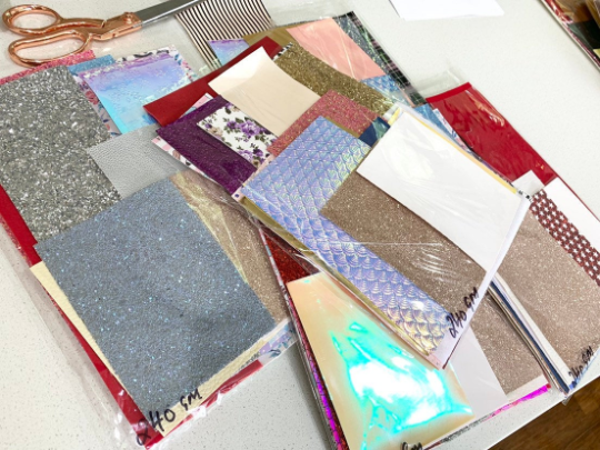 Paquets de ferraille de similicuirs et de paillettes - couleurs mélangées, poids