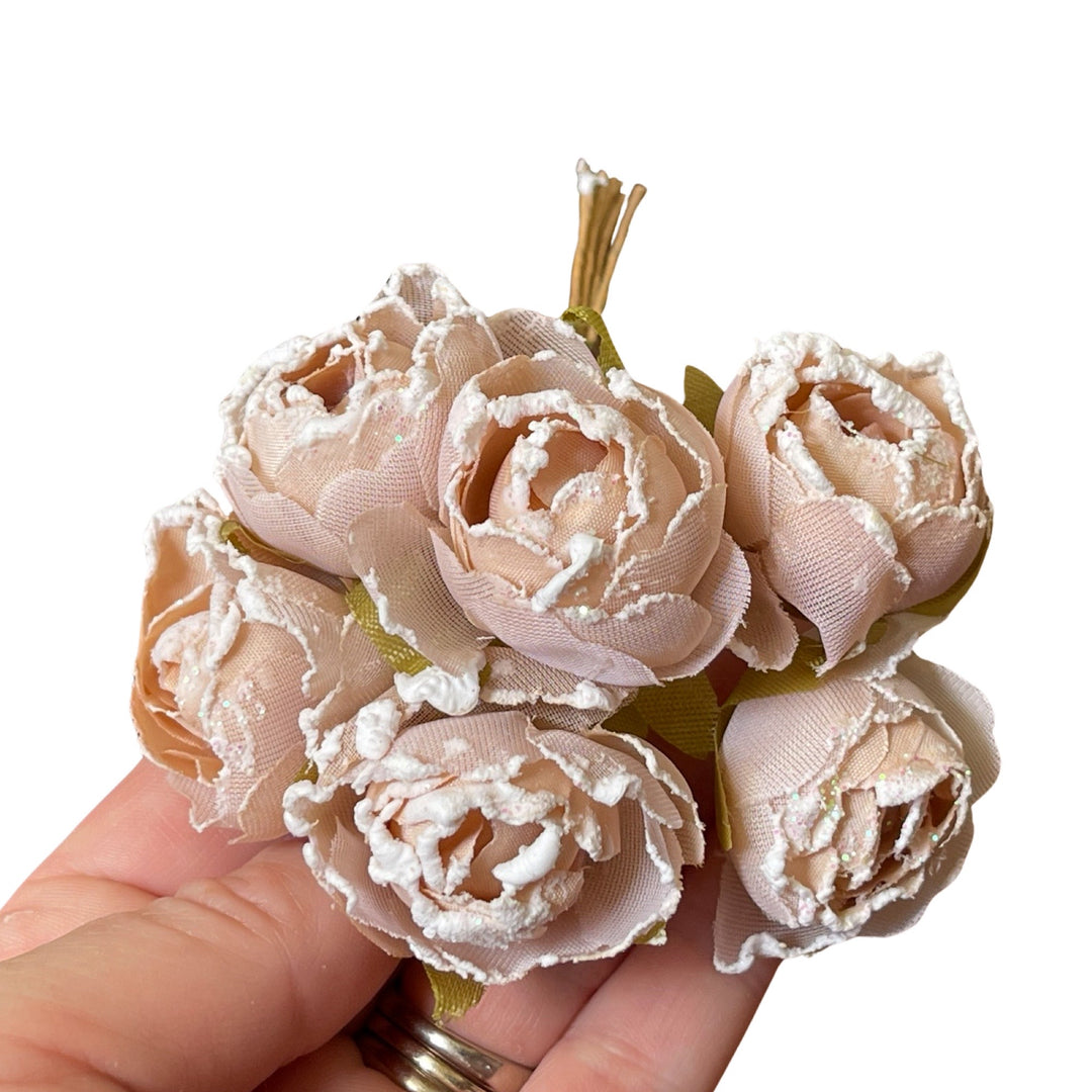Roses en soie nue avec bords pailletés givrés