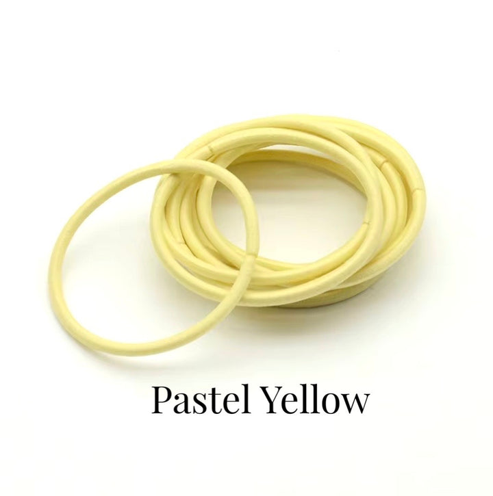 Élastiques fins pour cheveux. 