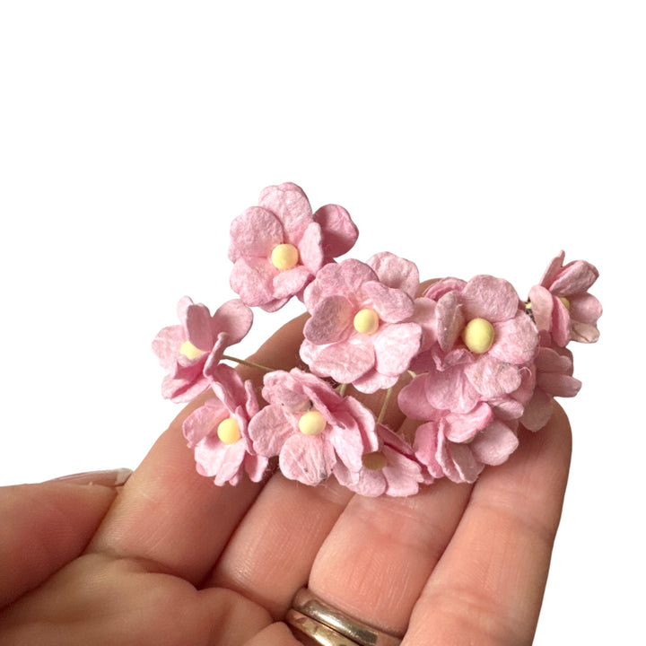 10 pcs fleurs en papier de mûrier 1-2 cm fleurs de cerisier - rose bonbon 