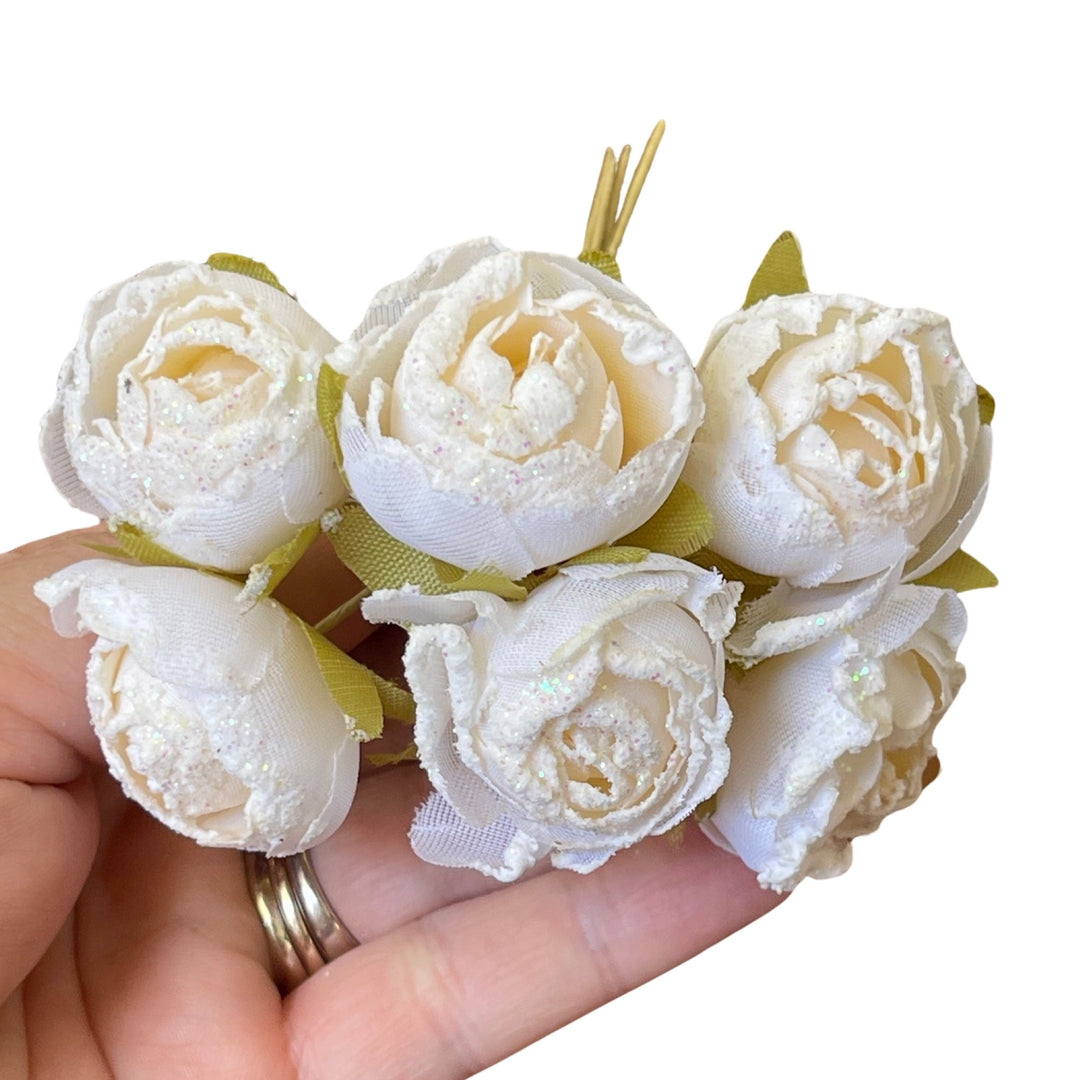 Roses en soie blanc cassé avec bords pailletés givrés