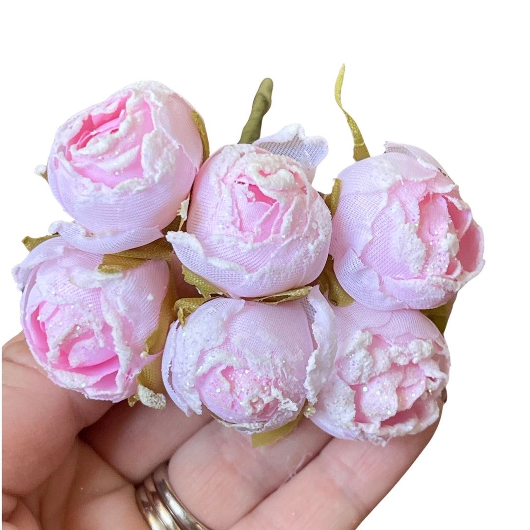 Roses en soie rose avec bords pailletés givrés