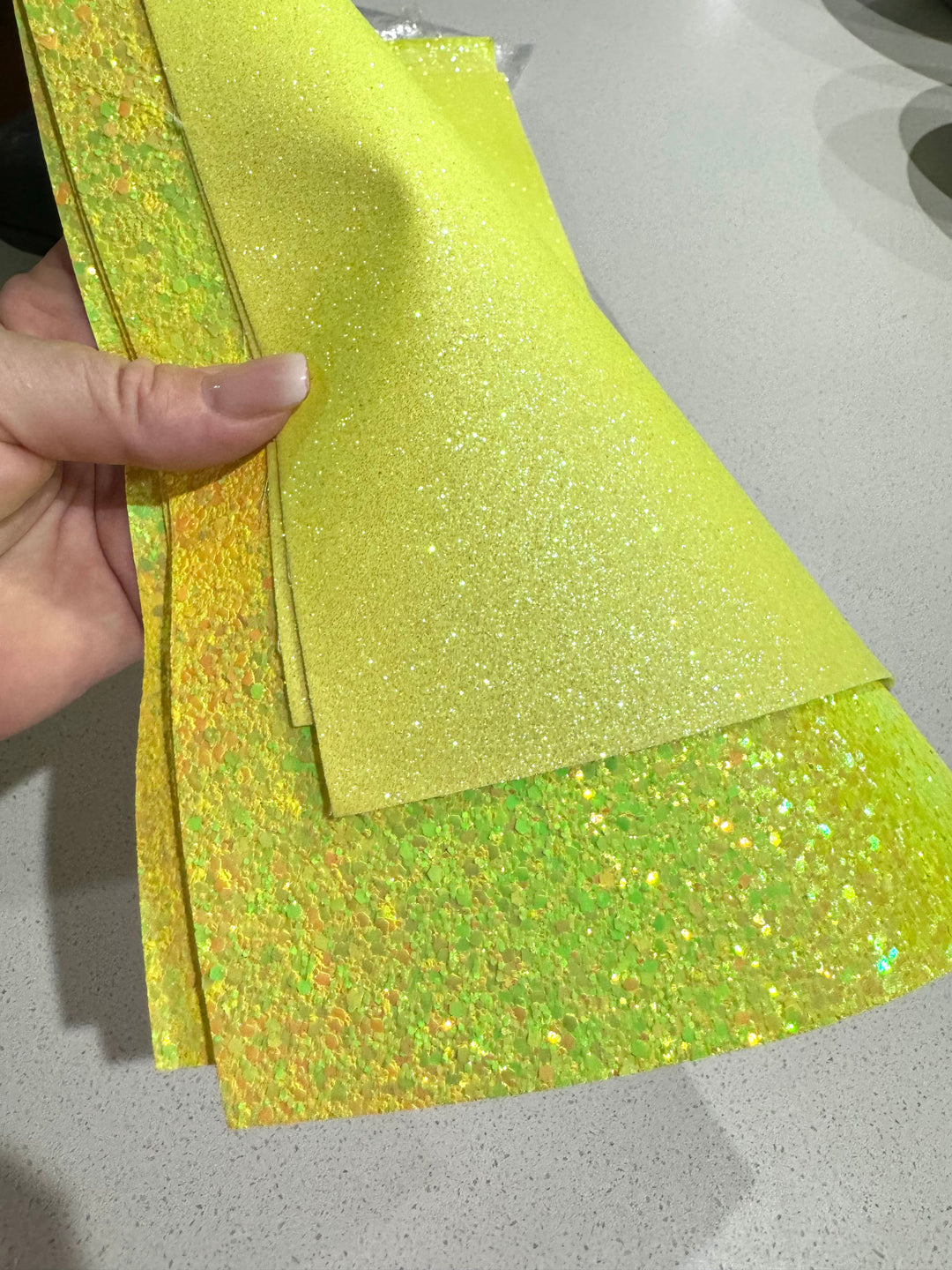 Feuille de tissu à grosses paillettes néon