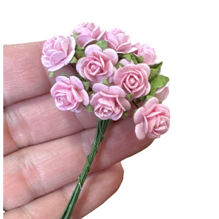 10 pcs fleurs en papier de mûrier - roses à pétales arrondis de 1 cm - rose 