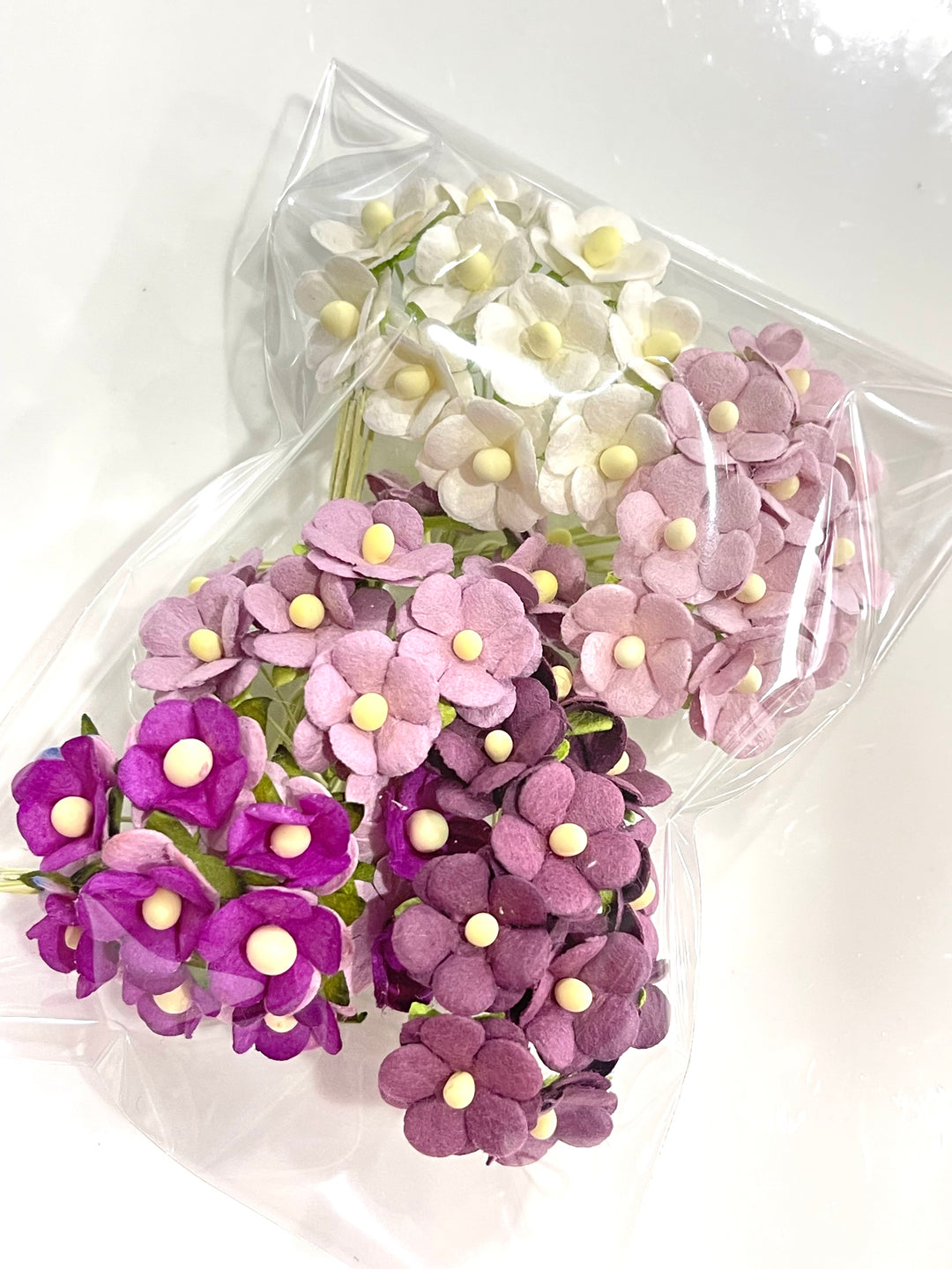PRÉCOMMANDE Violets mélangés 15 mm Fleurs de chérie Fleurs en papier de mûrier - Paquet de 50 en vrac 