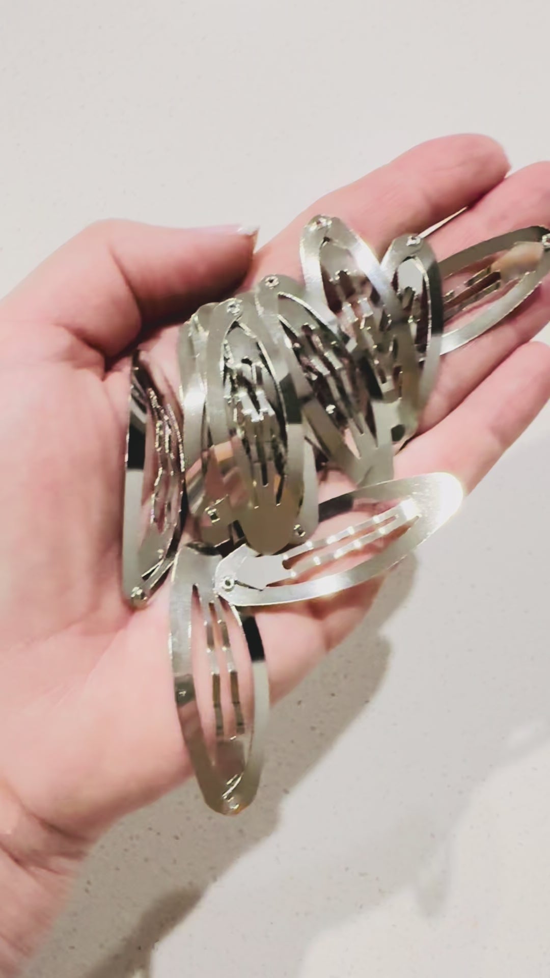 VIdeo of 5cm Silver Oval Snap Clips, from a new supplier and quality is best i've ever seen