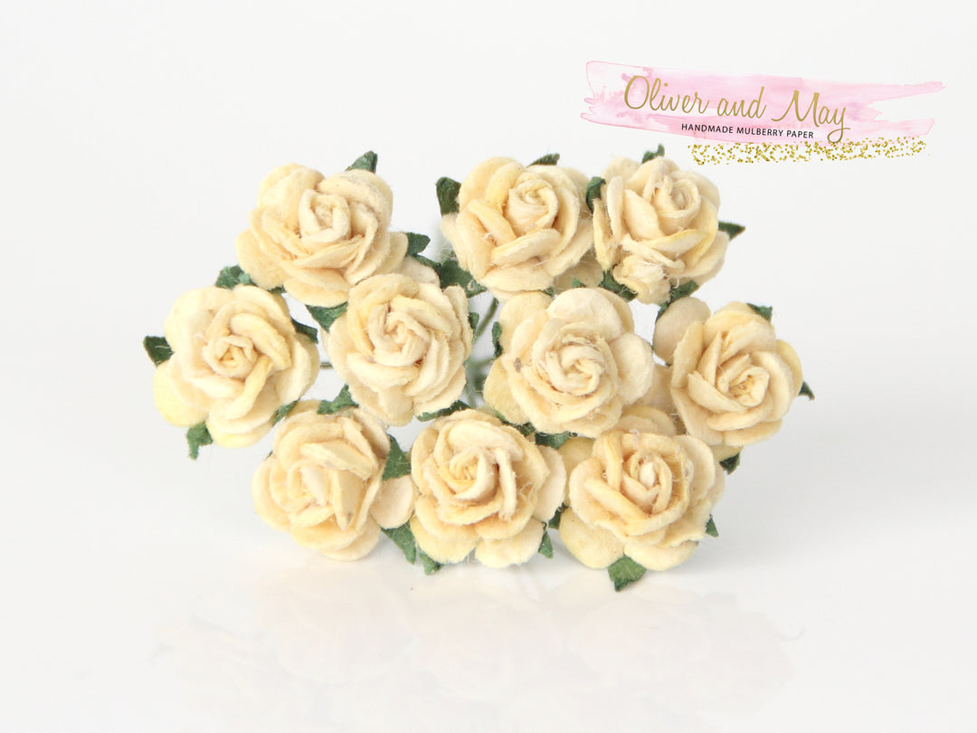 10 pcs fleurs en papier de mûrier - roses à pétales arrondis de 1 cm - jaune doux 