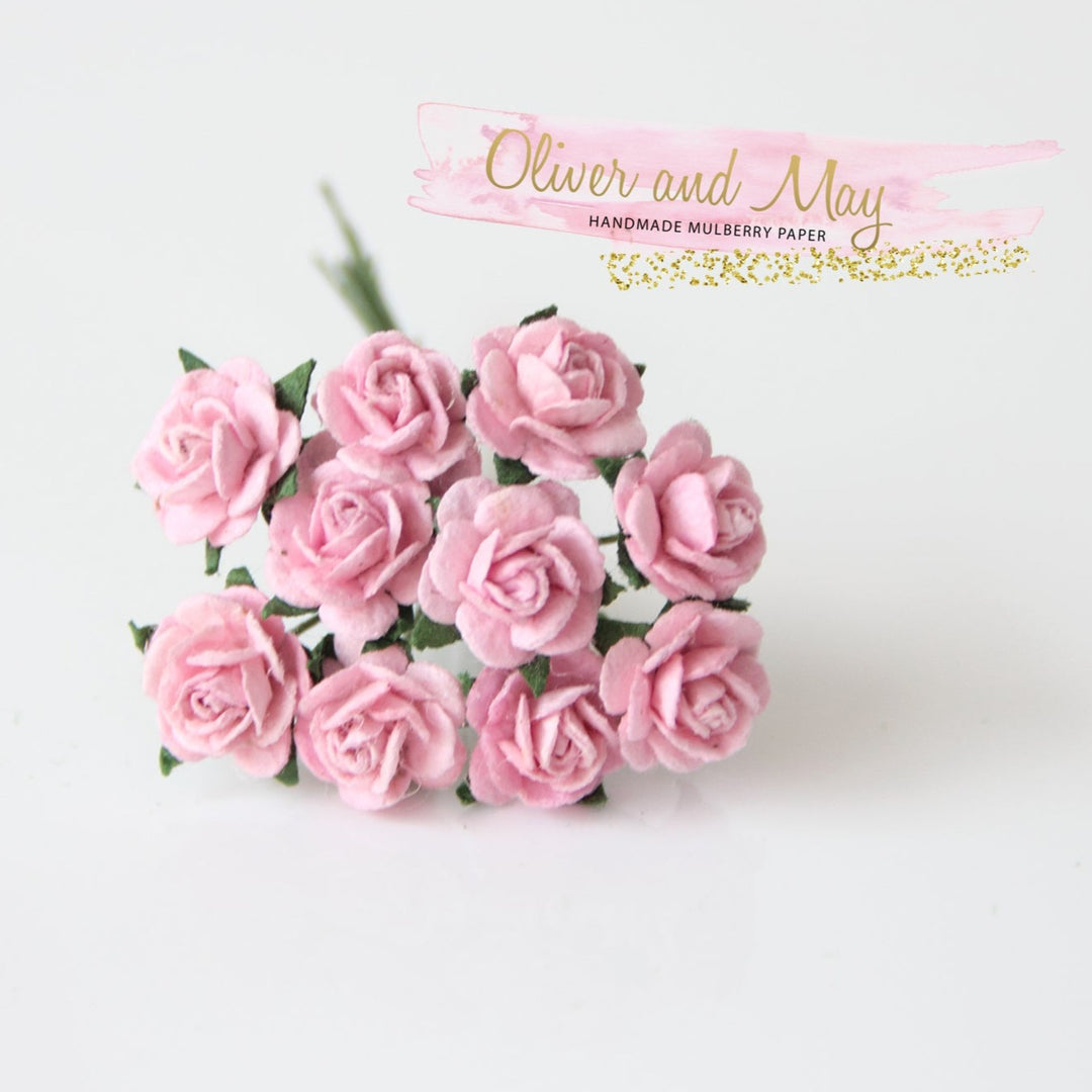 10 pcs fleurs en papier de mûrier - roses à pétales arrondis de 1 cm - rose tendre 