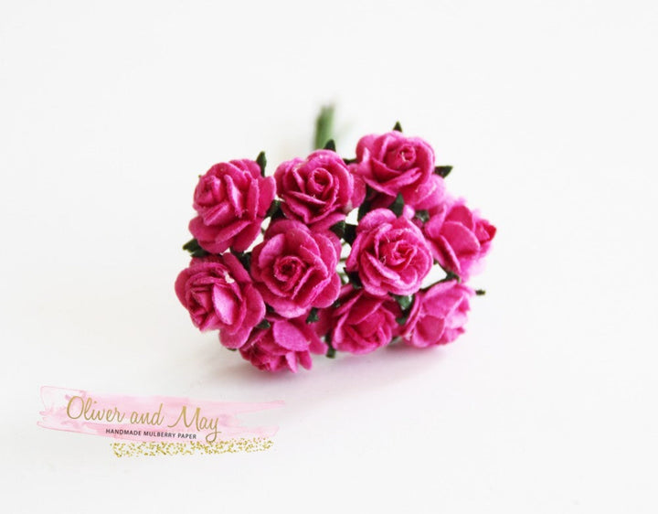 10 pcs fleurs en papier de mûrier - roses à pétales arrondis de 1 cm - rose vif 