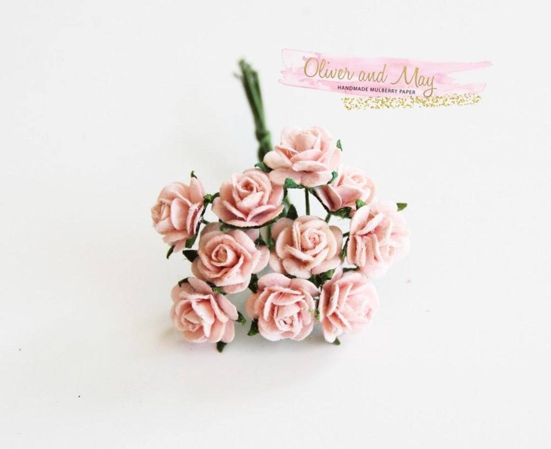10 pcs fleurs en papier de mûrier - roses à pétales arrondis de 1 cm - rose pêche 