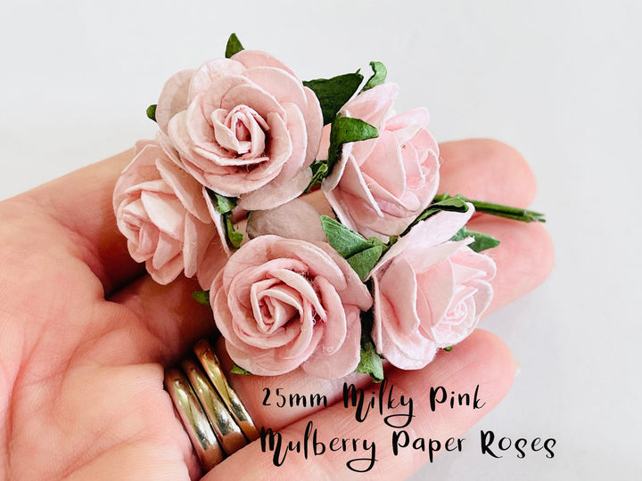5 pièces – Fleurs en papier de mûrier – Roses à pétales arrondis de 2,5 cm – Rose laiteux (rose clair)