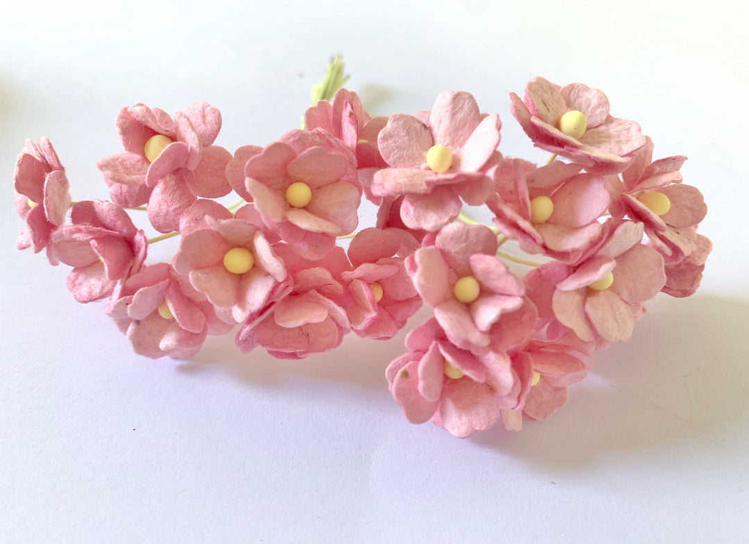 10 pcs fleurs en papier de mûrier 1-2 cm fleurs de cerisier - rose bonbon 