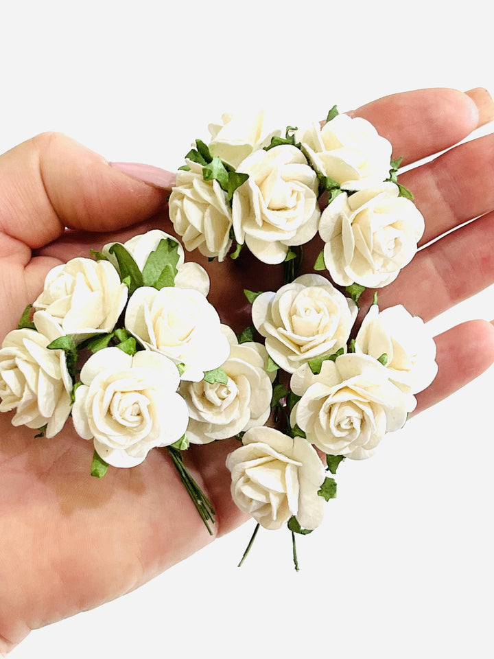 10pcs fleurs en papier de mûrier - roses à pétales arrondis de 2,5 cm - blanc