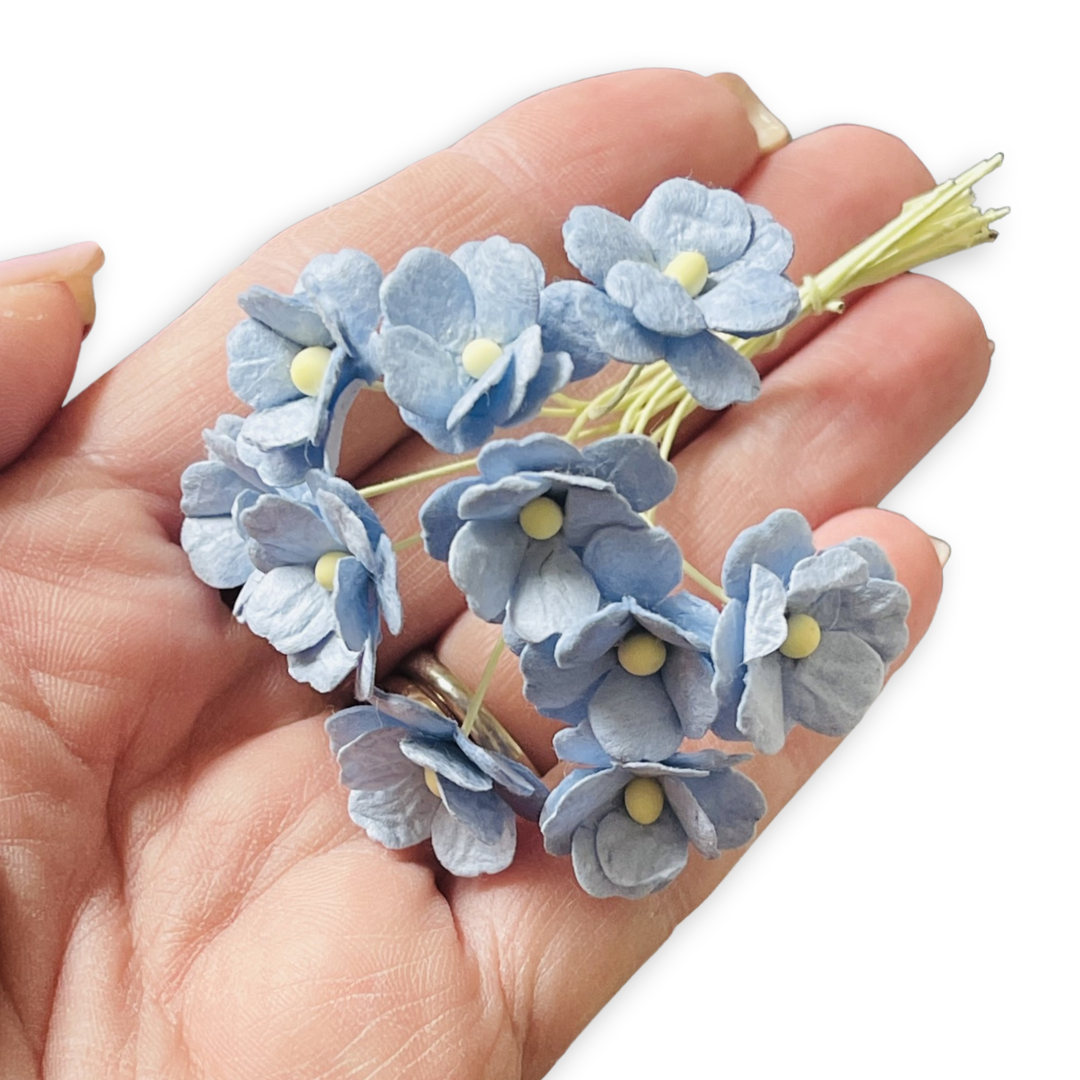 10 pcs fleurs en papier de mûrier 1-2 cm fleurs de cerisier - bleu tendre 