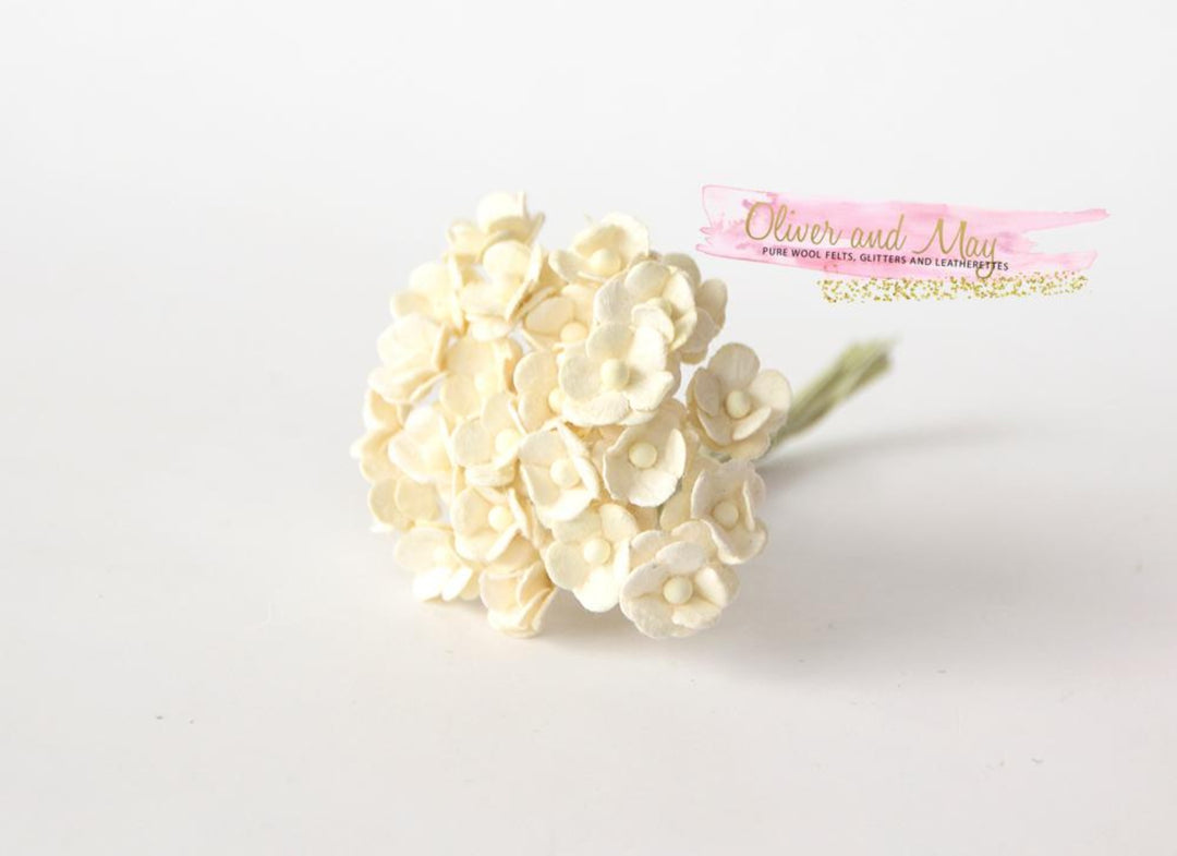25/ou 50 paquets en vrac - Fleurs en papier de mûrier - Mini fleurs de cerisier de 1 cm - Crème ivoire 
