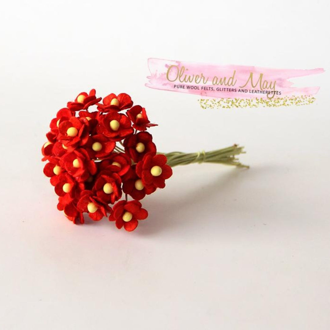 25 pièces / paquet de 50 en vrac - Fleurs en papier de mûrier - Mini fleurs de cerisier de 1 cm - Rouge 