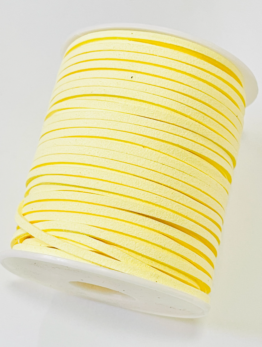 Cordon en daim jaune PASTEL - 5m - Cordon en daim jaune pâle