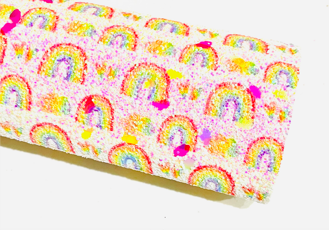 Tissu à grosses paillettes multicolores avec un arc-en-ciel blanc et guimauve