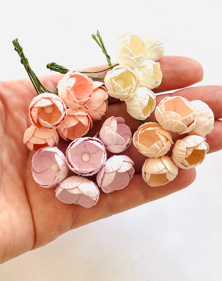 Fleurs en papier de mûrier renoncules rose pâle - 5 tiges 