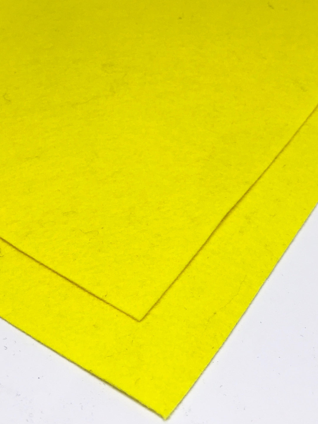 Feuille A4 en feutre de laine mérinos jaune bourdon de 1 mm - N° 66