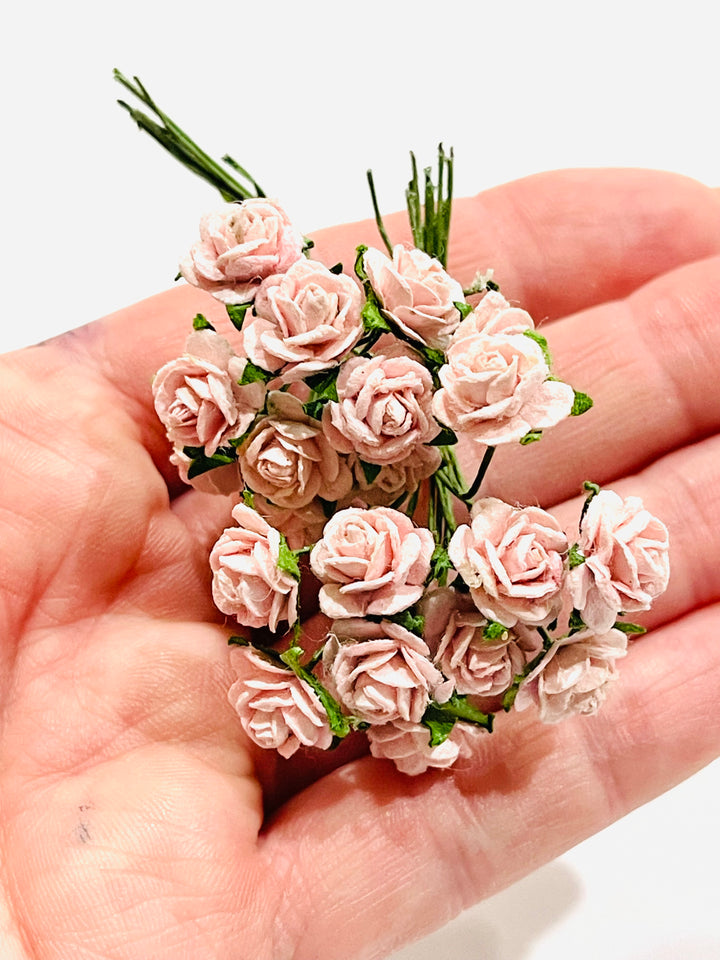 10 pcs fleurs en papier de mûrier - roses à pétales arrondis de 1 cm - rose clair 