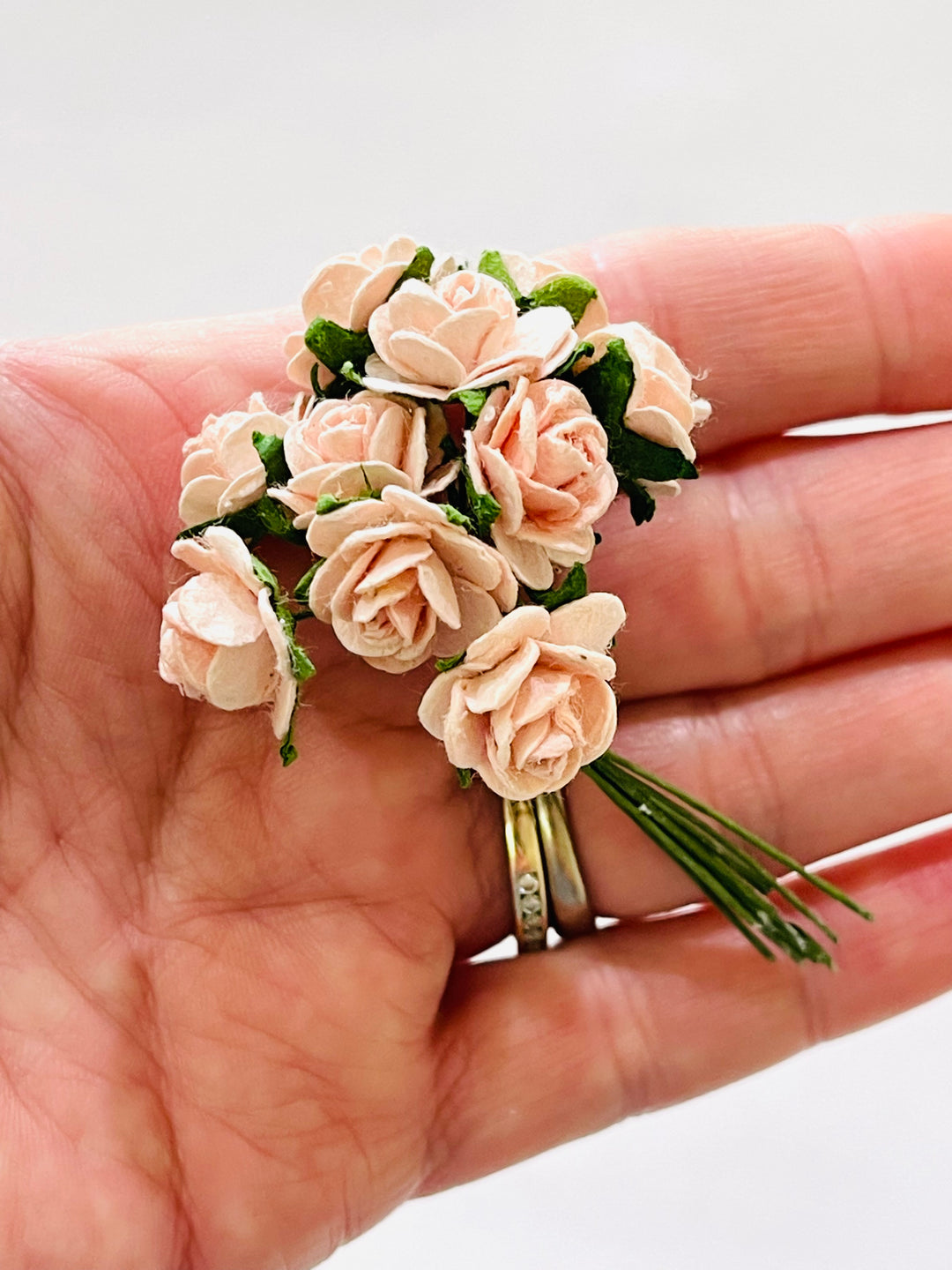 10 pièces/100 pièces-fleurs en papier de mûrier-Roses à pétales arrondis de 1.5cm-rose pêche doux