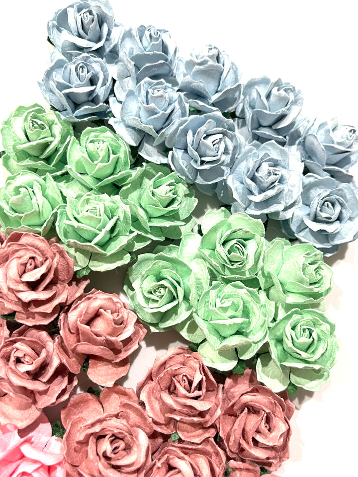 Paquet de 50 roses sauvages mélangées de 30 mm, roses en papier de mûrier (10 couleurs, 5 tiges par couleur)