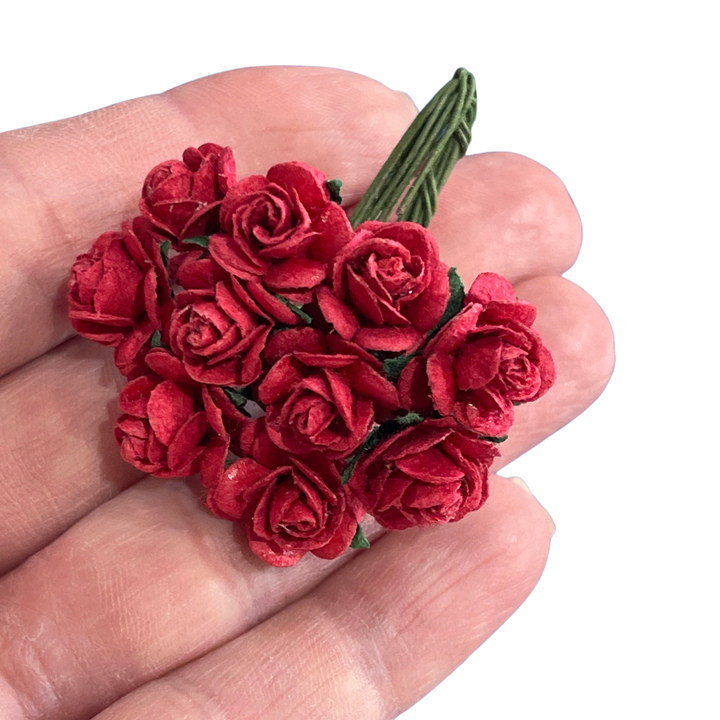 10 pièces - Fleurs en papier de mûrier - Roses à pétales arrondis de 1,5 cm - Rouge rubis 