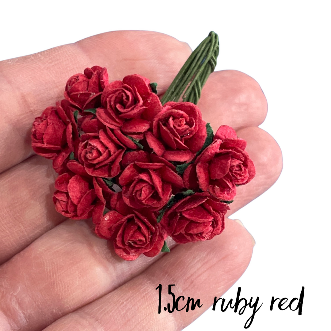10 pièces - Fleurs en papier de mûrier - Roses à pétales arrondis de 1,5 cm - Rouge rubis 
