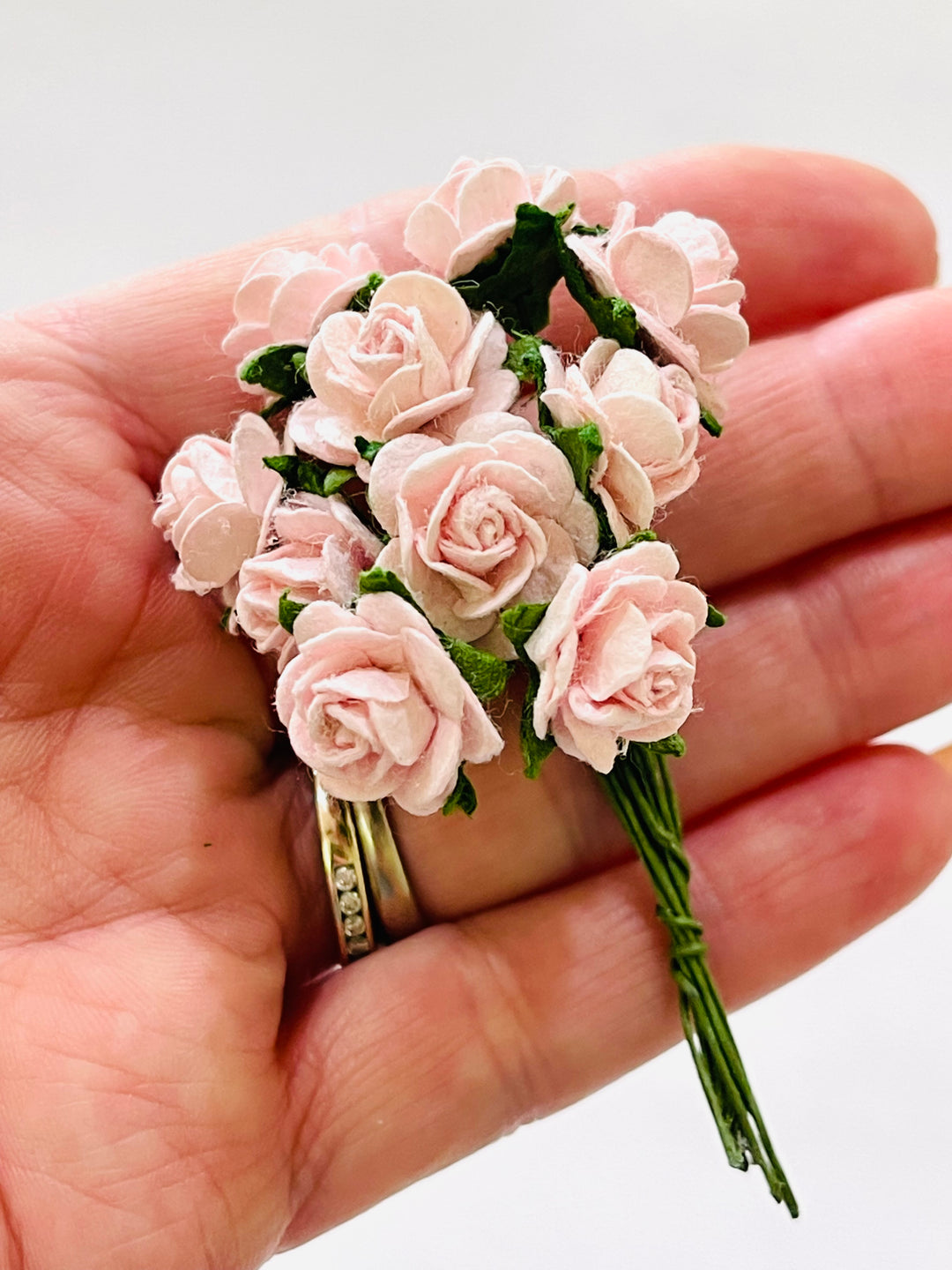 10 pièces/100 pièces-fleurs en papier de mûrier-Roses à pétales arrondis de 1.5cm-rose clair