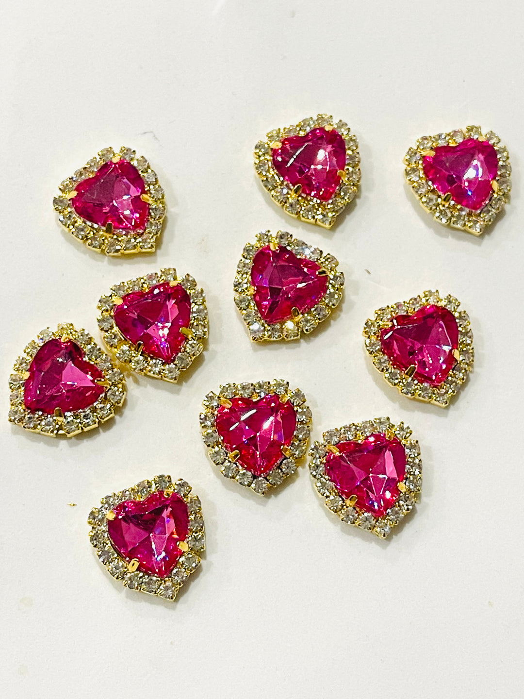 5 x embellissements à dos plat en strass en forme de cœur avec sertissage griffe dorée - grenat rose