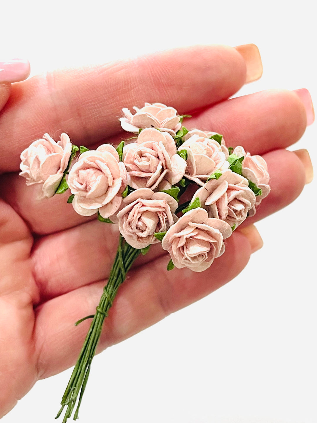 10 pcs fleurs en papier de mûrier cendré rose - roses à pétales arrondis de 1,5 cm 